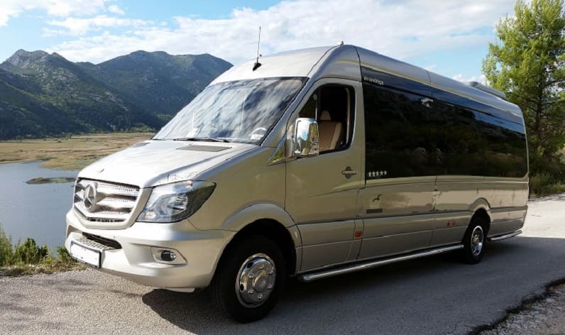 Auvergne-Rhône-Alpes: Buses booking in Le Puy-en-Velay in Le Puy-en-Velay and France